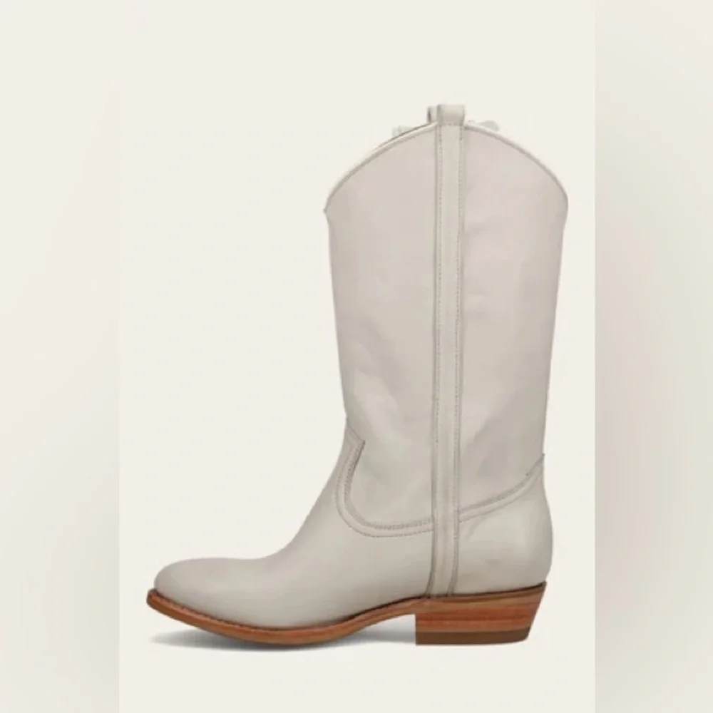 FRYE Billy Ruffle Boots in Almond 7.5